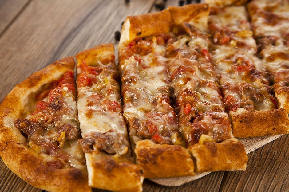 Kuşbaşılı kaşarlı pide 